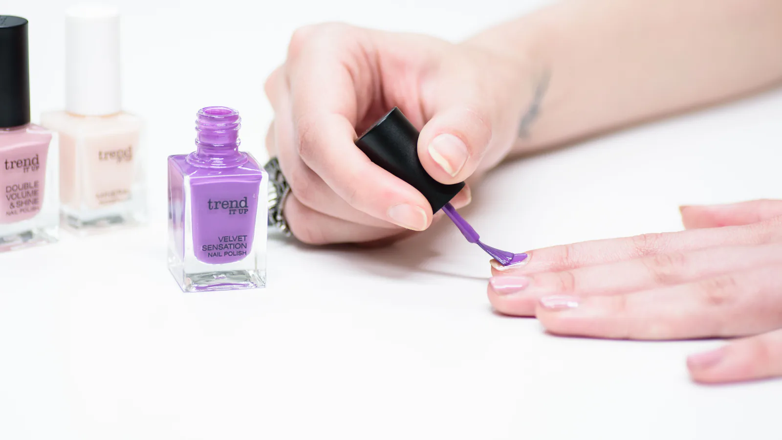 Close-up of cat eye nails where the magnet has pulled the pigment into a bright glowing stripe