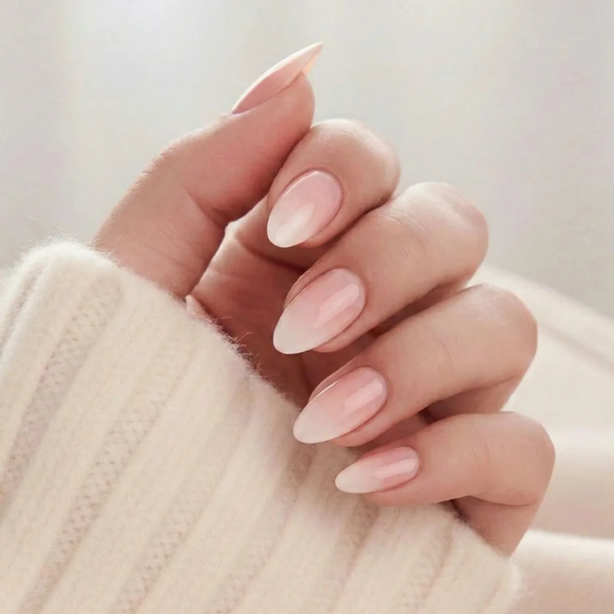 Ombre press-on negler i mandelform med nude base som tones opp mot en myk hvit tupp