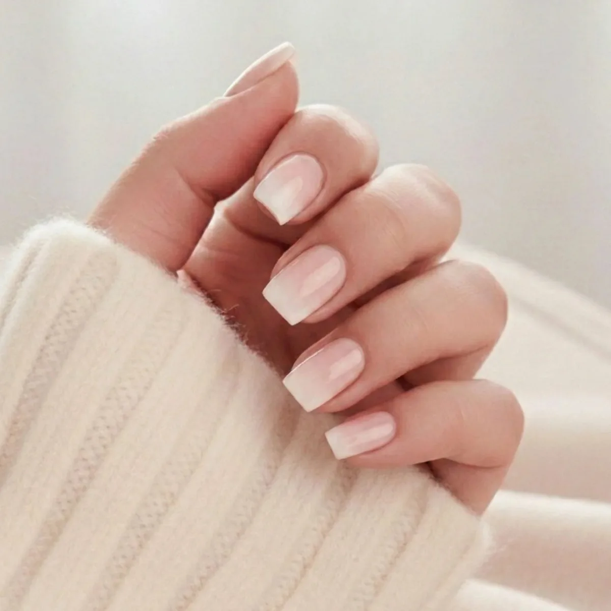 Korte ombre press-on negler i square-form med nude-rosa base og mjølkehvit tupp